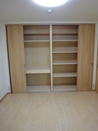 3枚引き戸で出し入れしやすい収納に 3枚引き戸で出し入れしやすい収納に